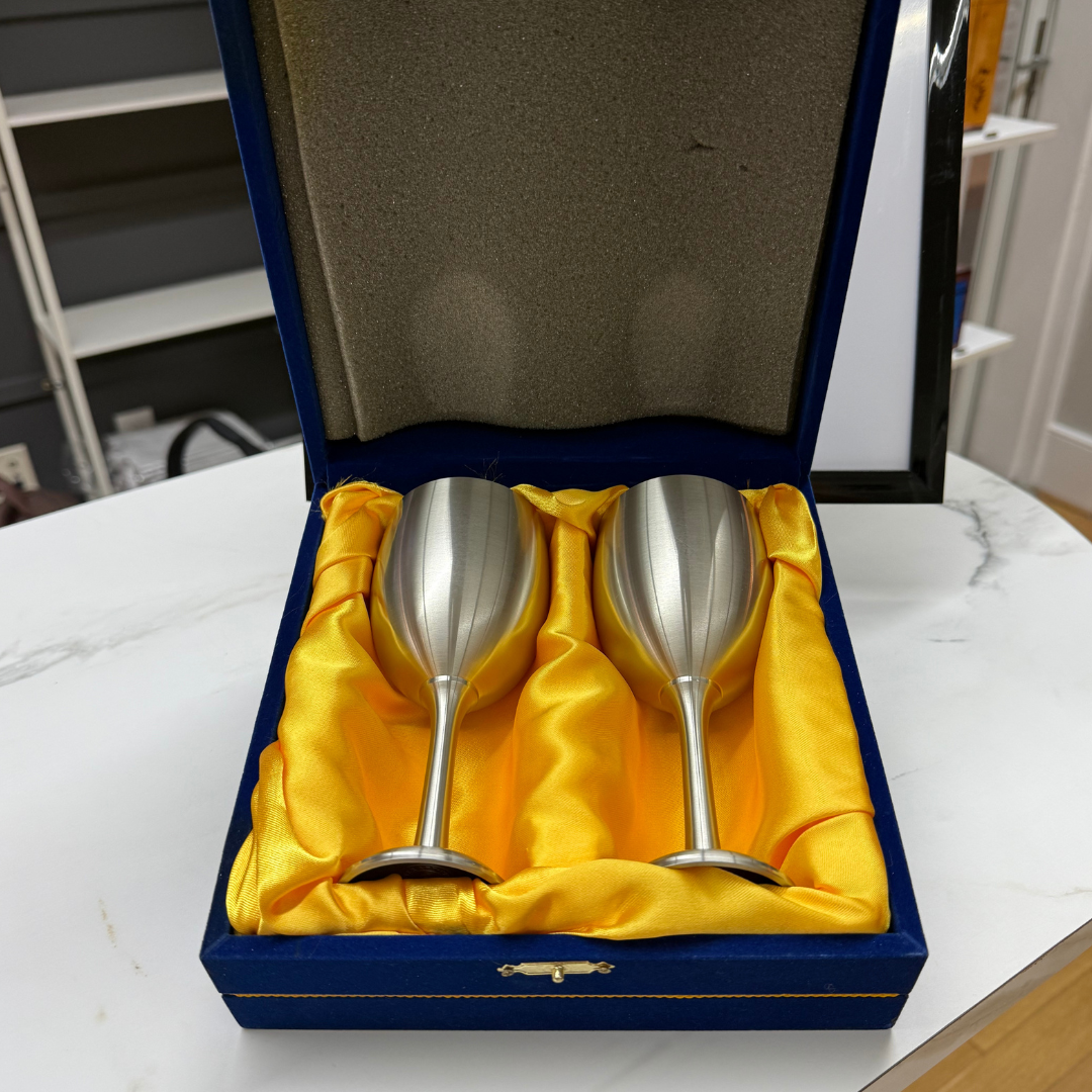 Juego de copas de peltre grabadas con caja de regalo de terciopelo