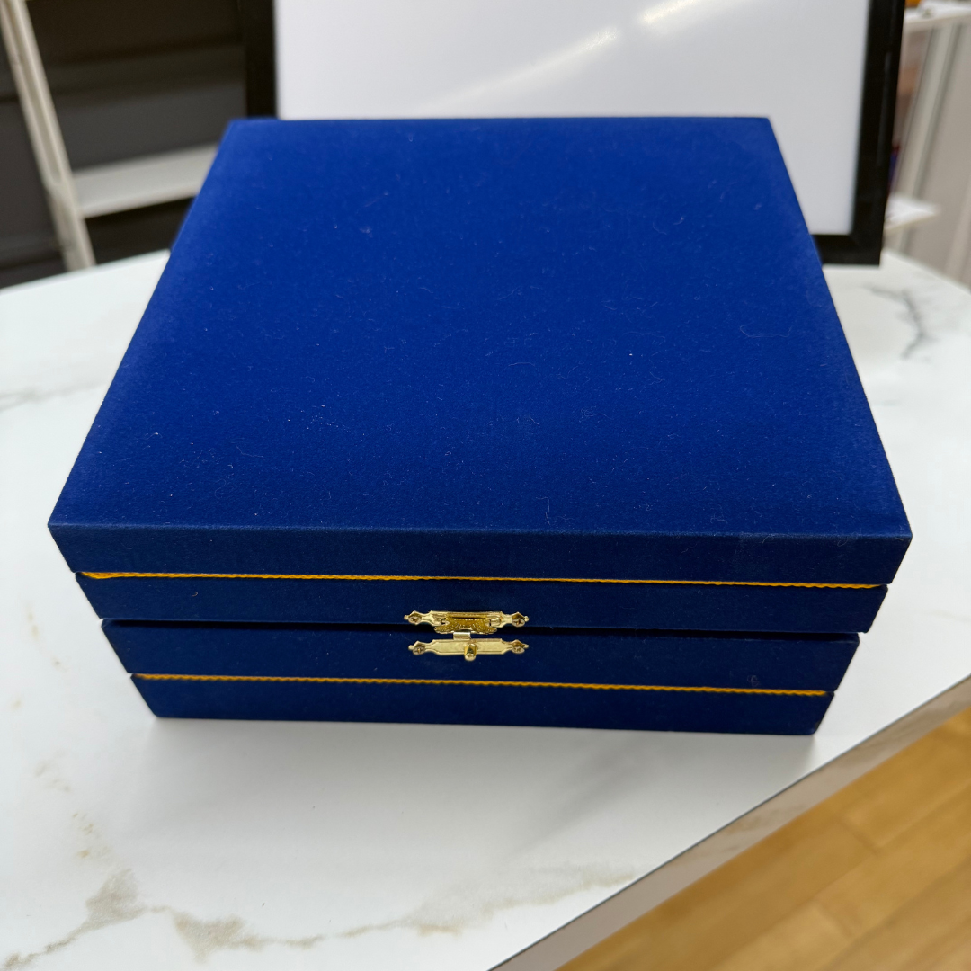 Juego de copas de peltre grabadas con caja de regalo de terciopelo