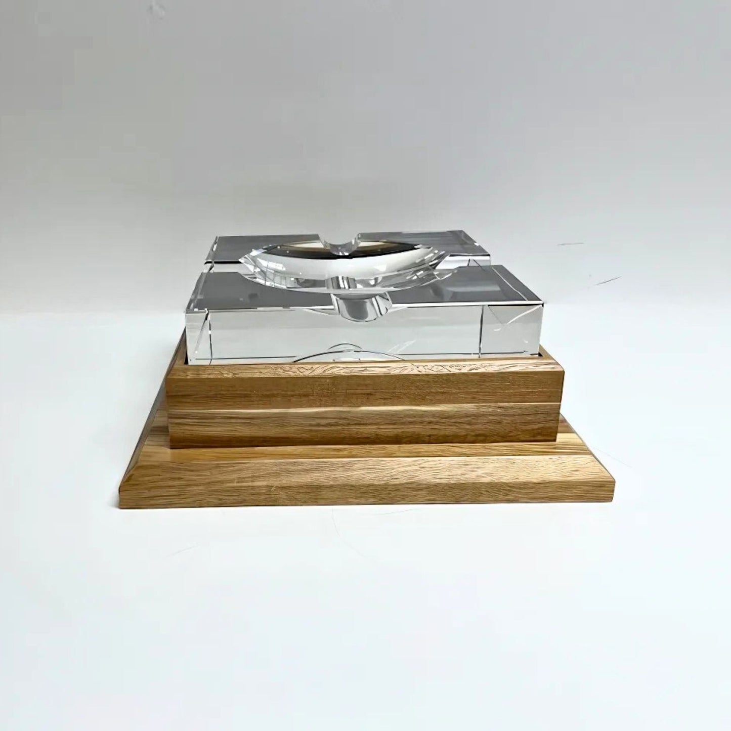 Cenicero grande de cristal de 1 pulgada de espesor grabado sobre base de madera terminada ~ Presidente Extra
