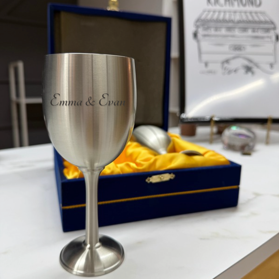 Juego de copas de peltre grabadas con caja de regalo de terciopelo