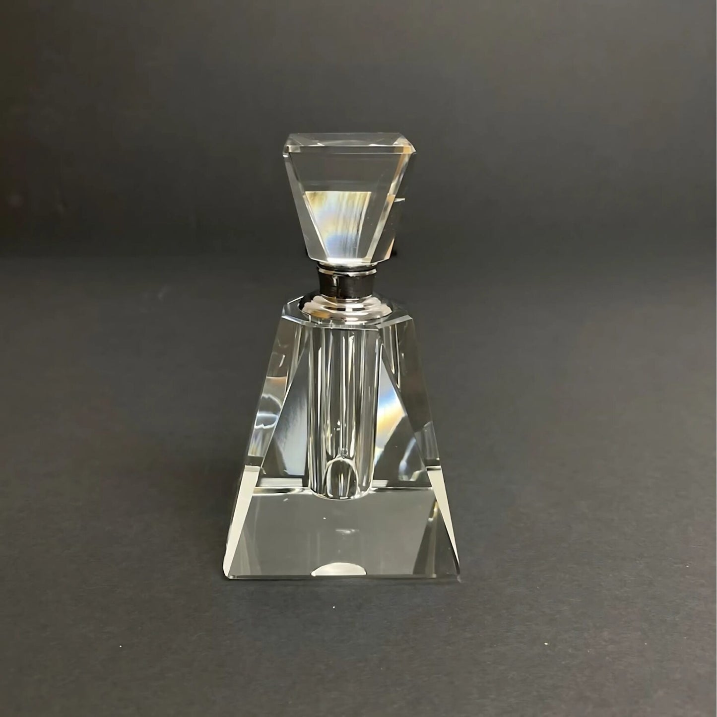 Flacon de parfum en cristal gravé en forme de pyramide