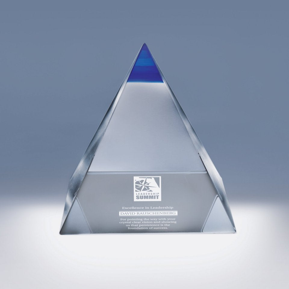 Pirámide de cristal grabada con cima azul