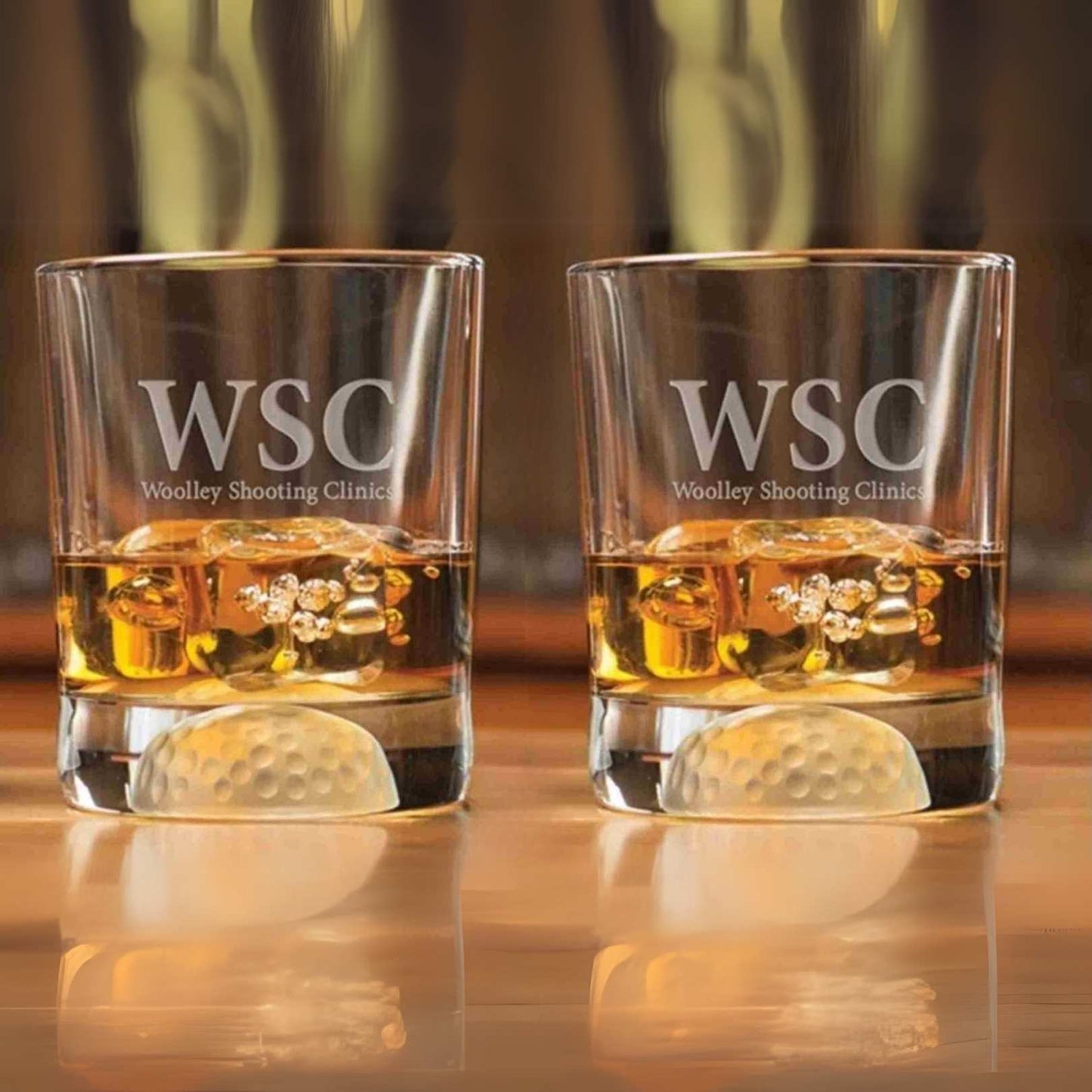 Verres à boisson glacée et à balles de golf givrées sur glace