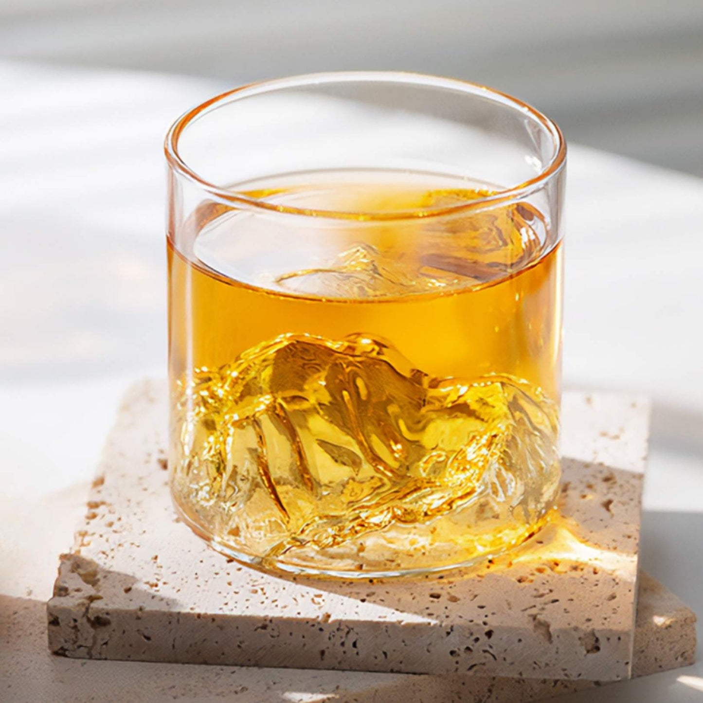 Petite boîte à whisky gravée avec couvercle en verre
