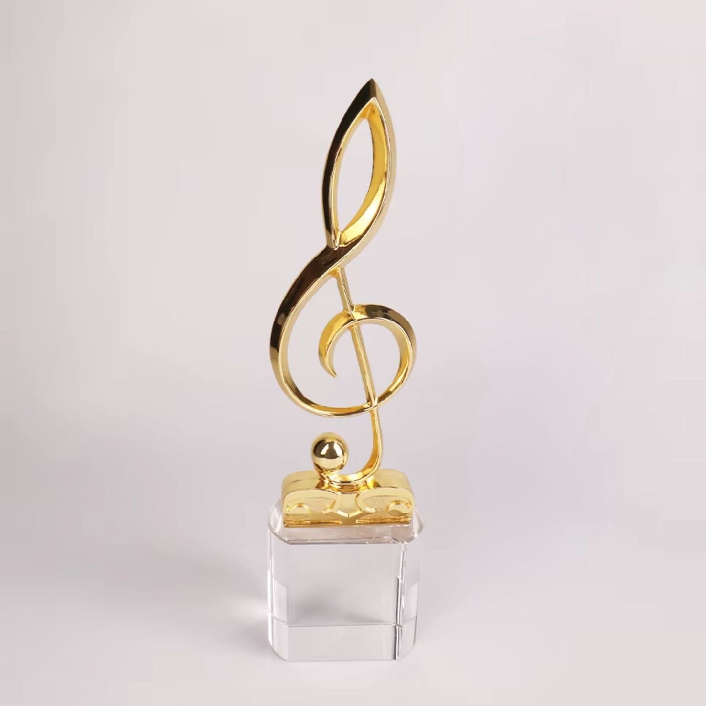 Premio de música con clave de sol grabada sobre base negra