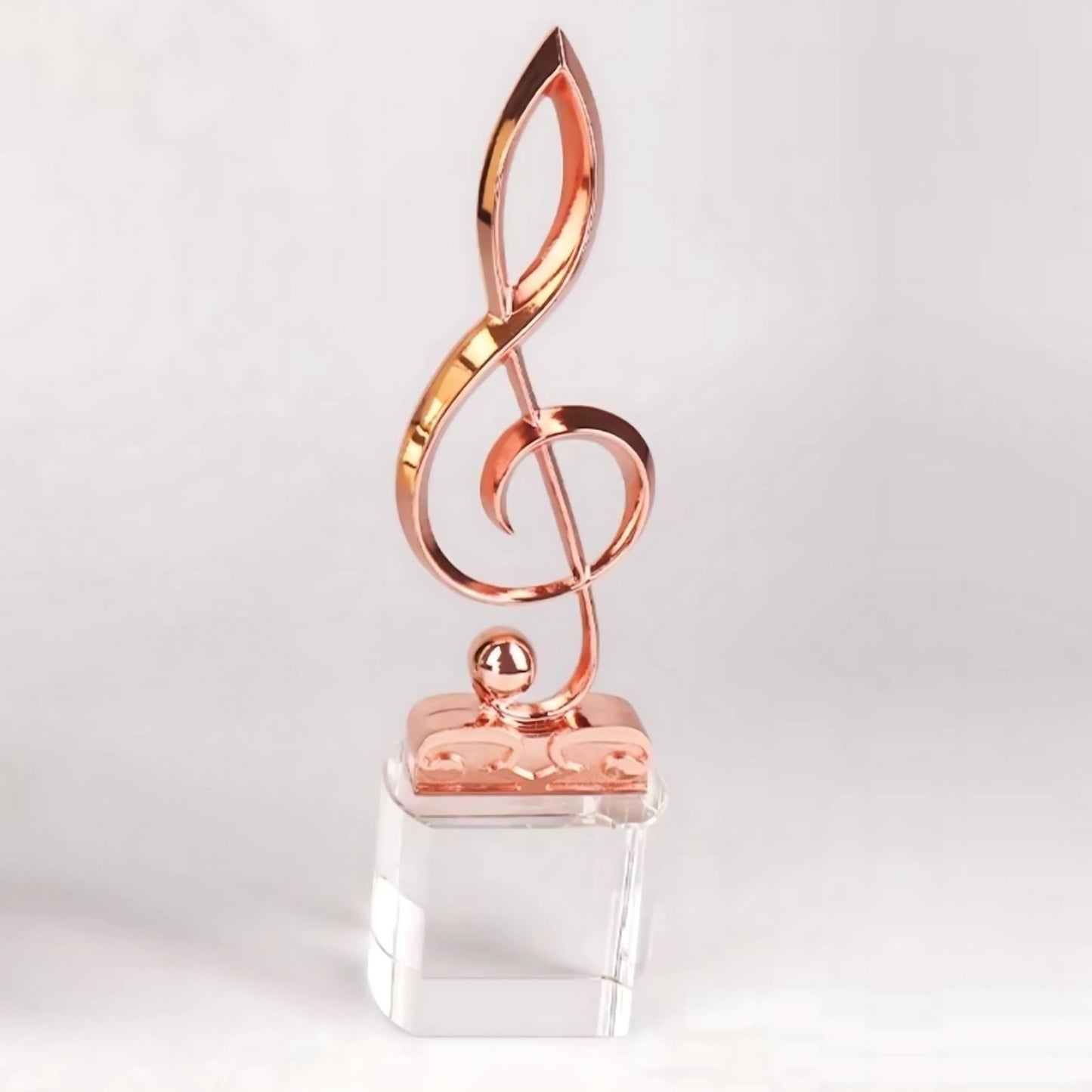 Premio de música con clave de sol grabada sobre base negra