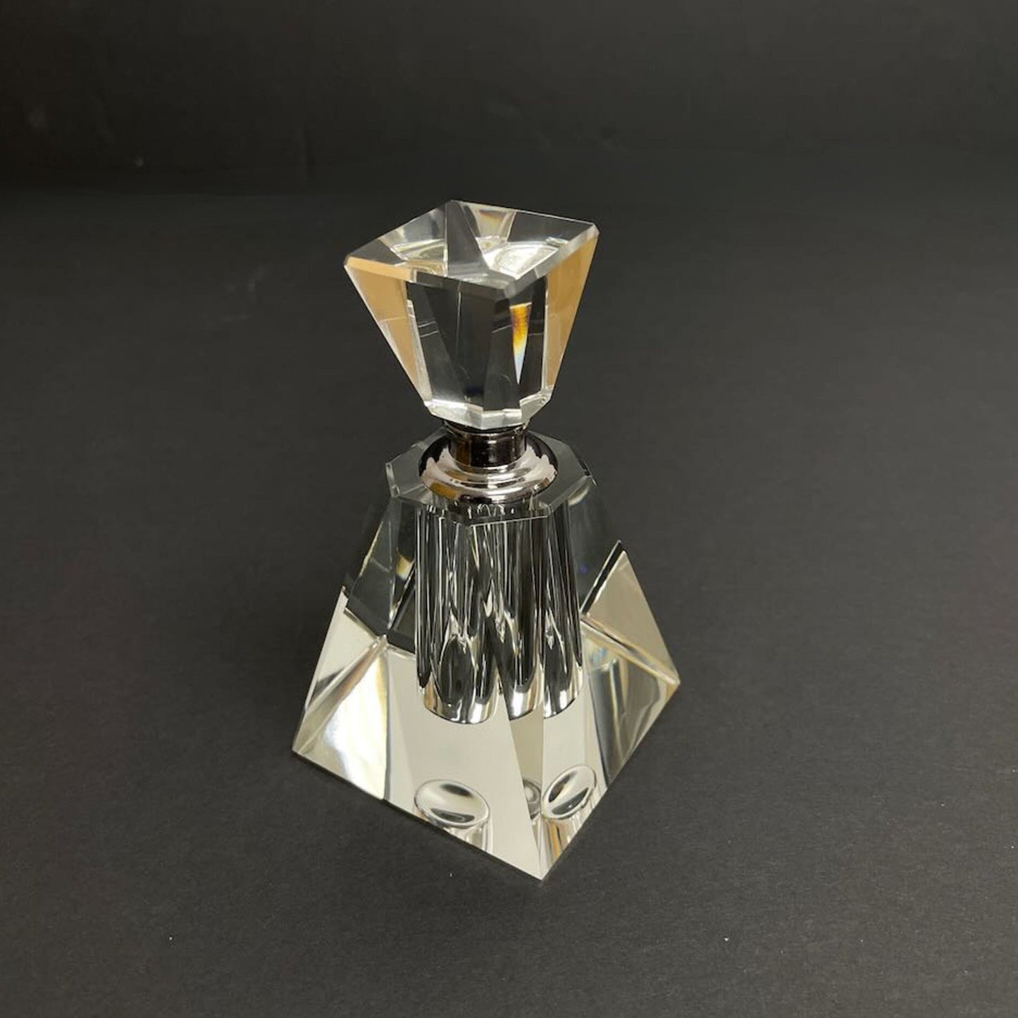 Flacon de parfum en cristal gravé en forme de pyramide