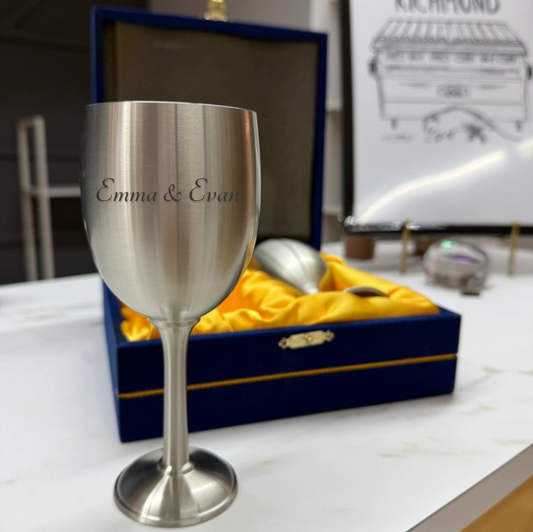 Juego de copas de peltre grabadas con caja de regalo de terciopelo