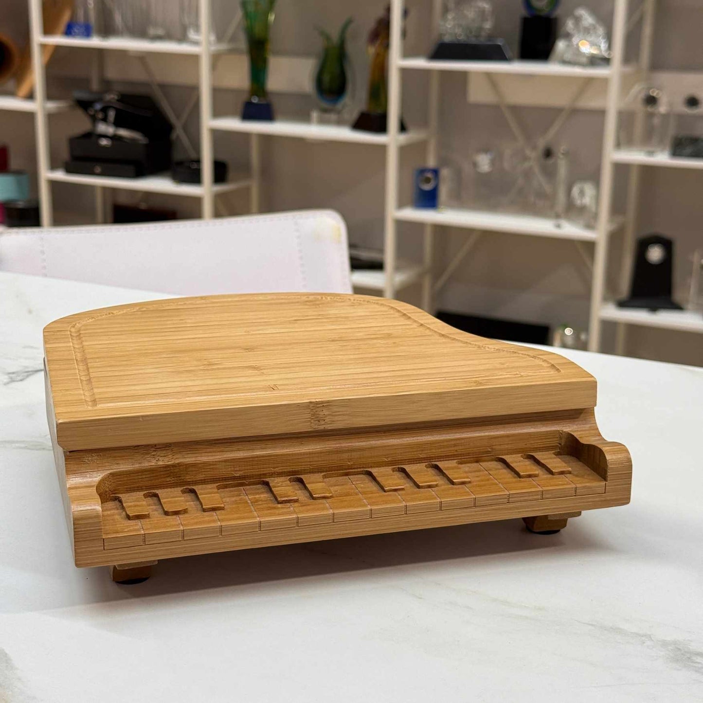 Tabla de quesos con forma de piano de cola grabada con láser